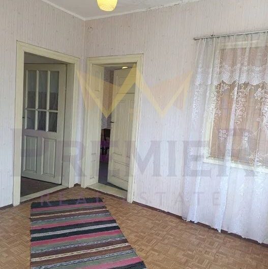 Просторен имот за живеене с голям двор и селскостопански постройки в с.Кипра -  - снимка 3 - Имоти Премиер