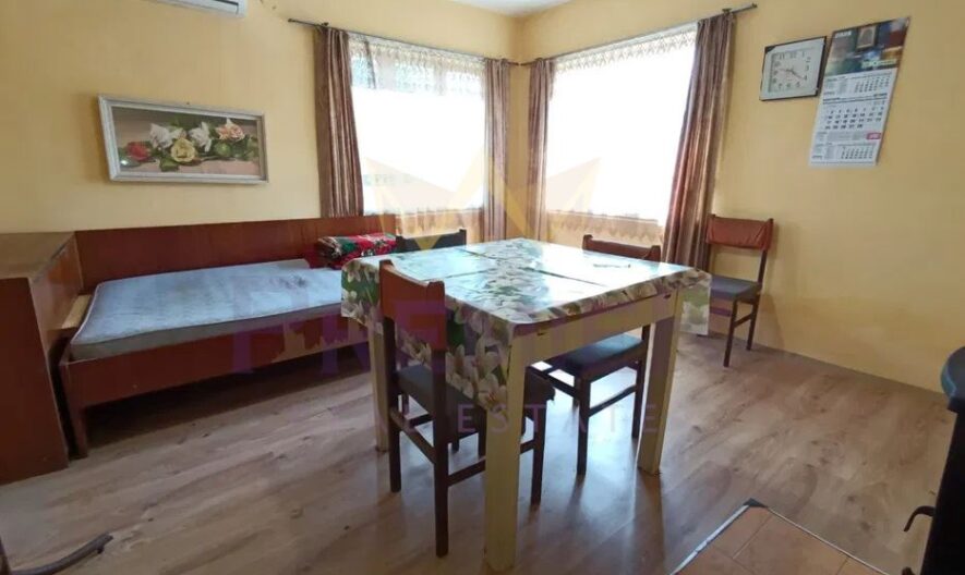 Просторен имот за живеене с голям двор и селскостопански постройки в с.Кипра -  - снимка 7 - Имоти Премиер