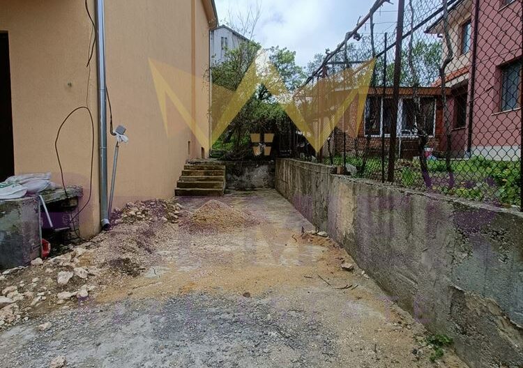Просторна къща на четири нива с двор и паркоместа в кв. Виница -  - снимка 34 - Имоти Премиер