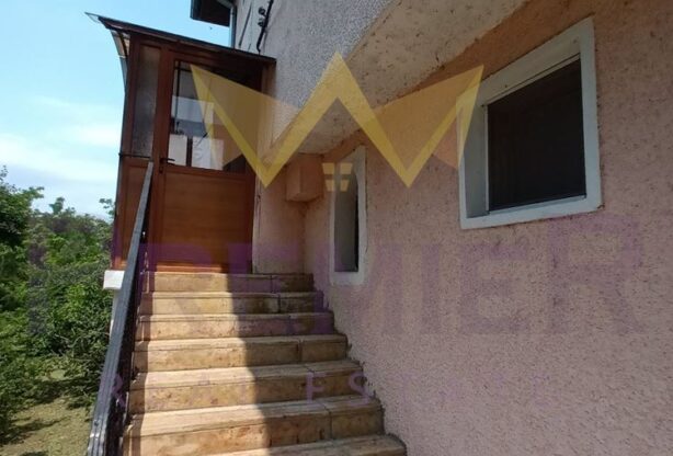 Триетажна къща село Звездица - - снимка 1 - Имоти Премиер