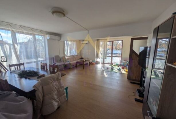 Триетажна къща село Звездица - - снимка 2 - Имоти Премиер